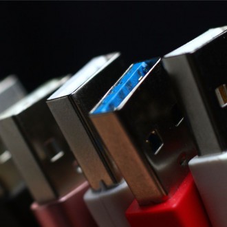 Što znači boja konektora na USB priključcima?